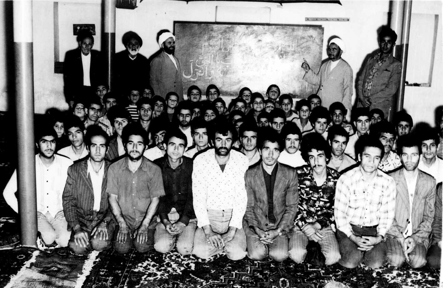 کلاس درس قرآن حجت ال محمودی در مسجد جامع قاضی جهان به سال 1356