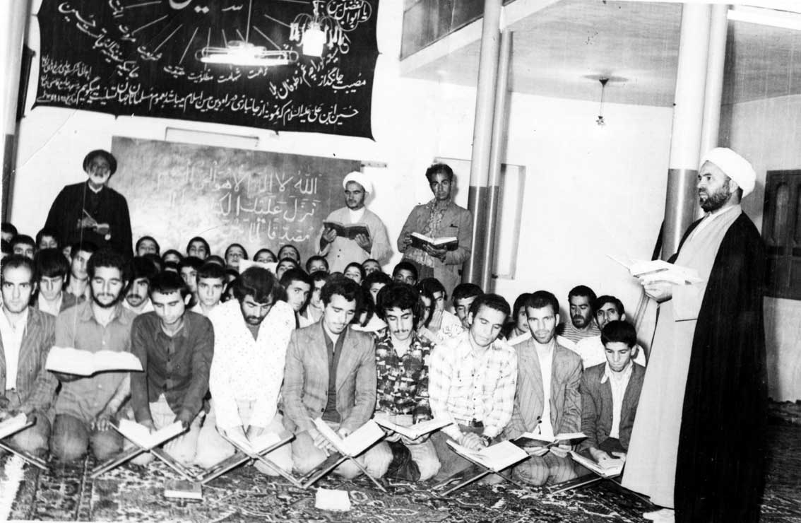 کلاس درس قرآن حجت ال محمودی در مسجد جامع قاضی جهان به سال 1356