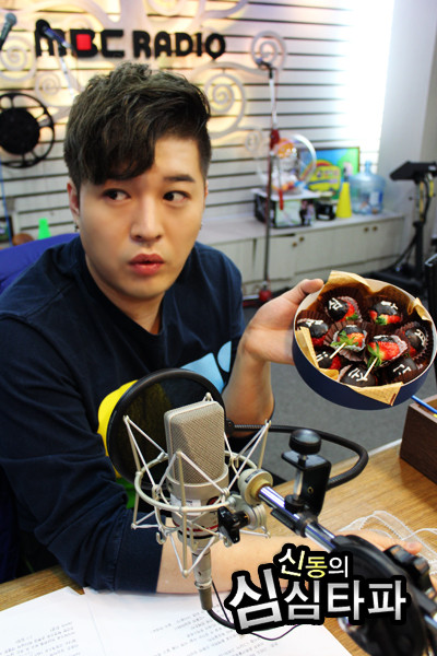 http://s9.picofile.com/file/8268940468/Shindong_11_.jpg