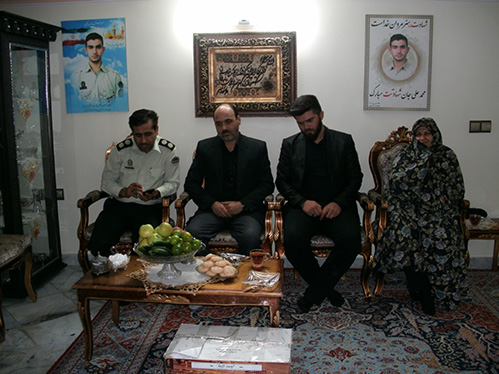 دیدارسرهنگ حسن نورآبادی ریاست محترم کلانتری 119 مهرآباد جنوبی با خانواده شهیدمحمّدعلی دولت ابادی به مناسبت هفته نیروی انتظامی
