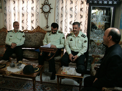 تقدیم لوح سپاس فرماندهی محترم نیروی انتظامی توسط سردار مسعود جعفری مشاور عالی فرماندهی ناجا به خانواده شهید محمّد علی دولت آبادی
