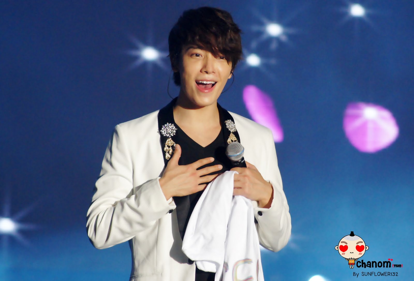 http://s9.picofile.com/file/8271092576/Donghae_686_.jpg