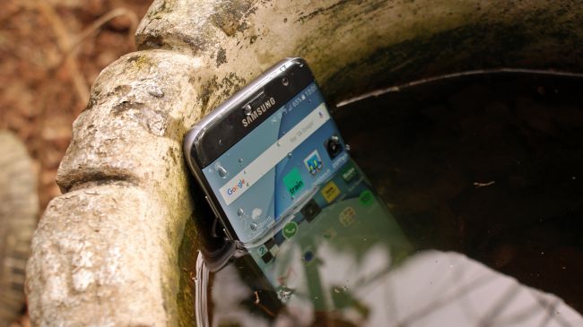 حتی در زیر آب S7 Edge کارایی کامل حتی در زیر آب S7 Edge کارایی کامل