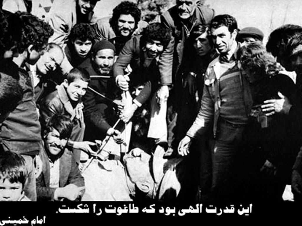 مردم و مجسمه شاه