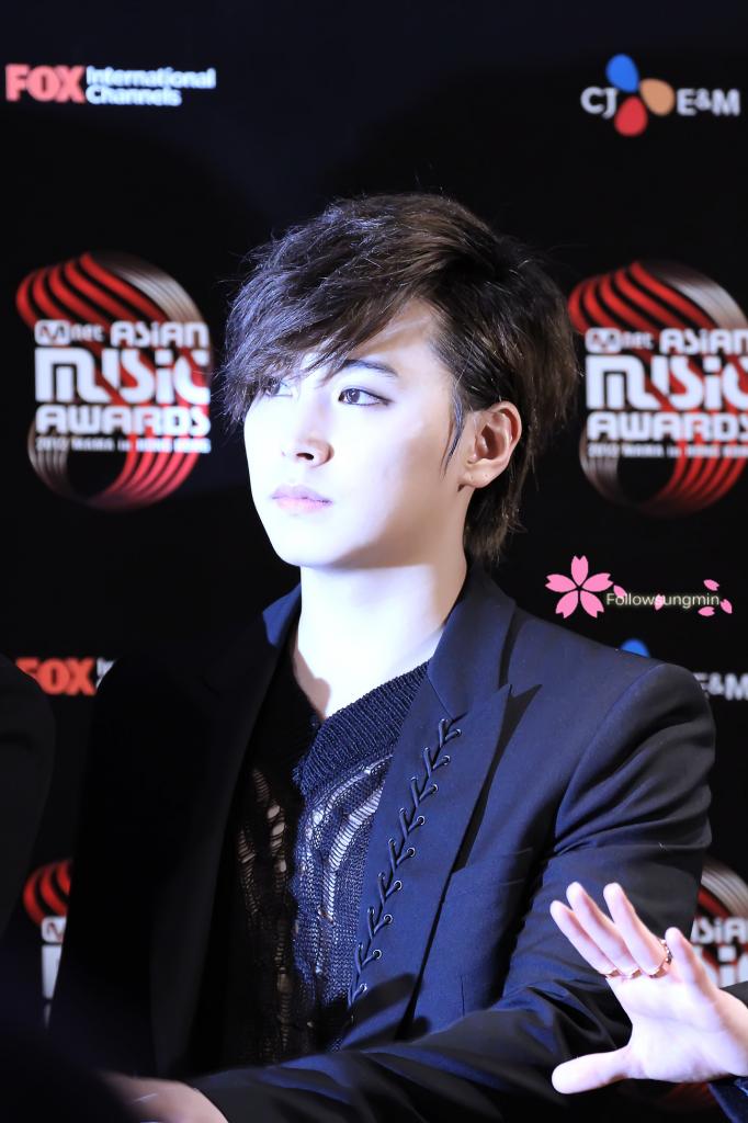 http://s9.picofile.com/file/8281035384/Sungmin_10_.jpg