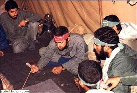شهید اسماعیل دقایقی فرمانده لشکر 9 بدر در جمع یاران