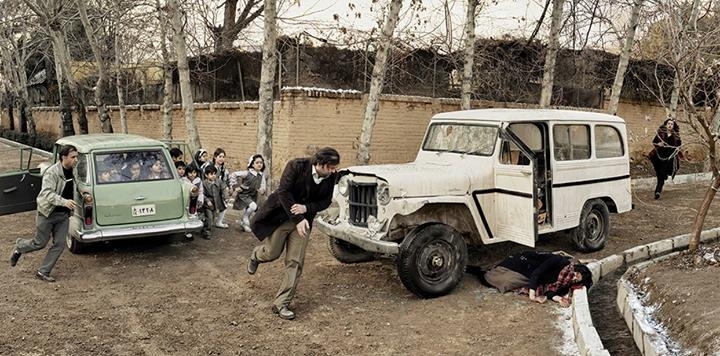 عکس صحنه بازسازی شده فوت فروغ فرخزاد و حضور ابراهیم گلستان بر بالای سرش (آزاده اخلاقی)