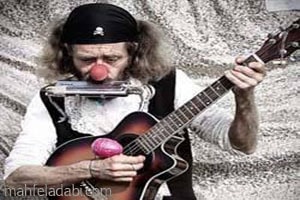 برای بعضی ها آب از سرشان می گذرد ، منبع :
http://mahfeladabi.com/post/9331 برای بعضی ها آب از سرشان می گذرد