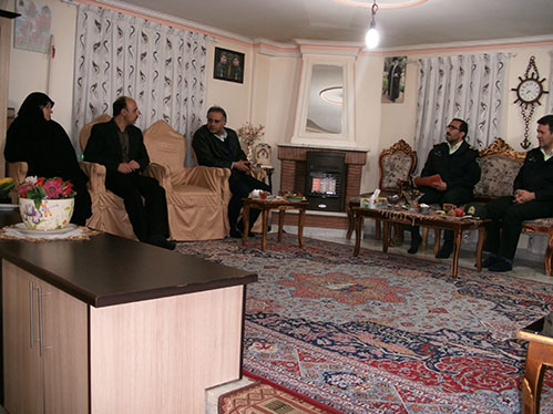 دیدارپرسنل فرماندهی انتظامی تهران بزرگ باخانواده شهیدمحمدعلی دولت آبادی درآستانه نوروز1396
