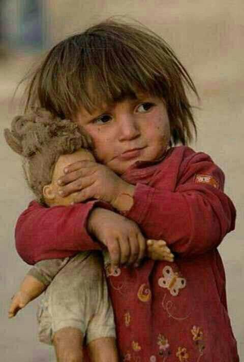 ‏یکی از مفهومی ترین عکس های دنیا!  دخترک از دیدن چیزی ترسیده، اما دست خود را بر روی چشمان عروسکش گذاشته، تا او نترسد!!