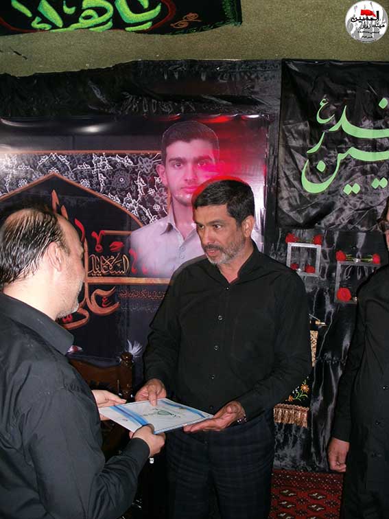 اهدای لوح سپاس توسط فرماندهی محترم گردان امام علی(ع) به پدرشهیددولت آبادی درمراسم پنجمین سالگرد شهادت شهید مدافع وطن شهیدمحمدعلی دولت آبادی هیئت زوارالحسین(ع) درحسینیه شهیددولت آبادی-شهدای مدافع وطن