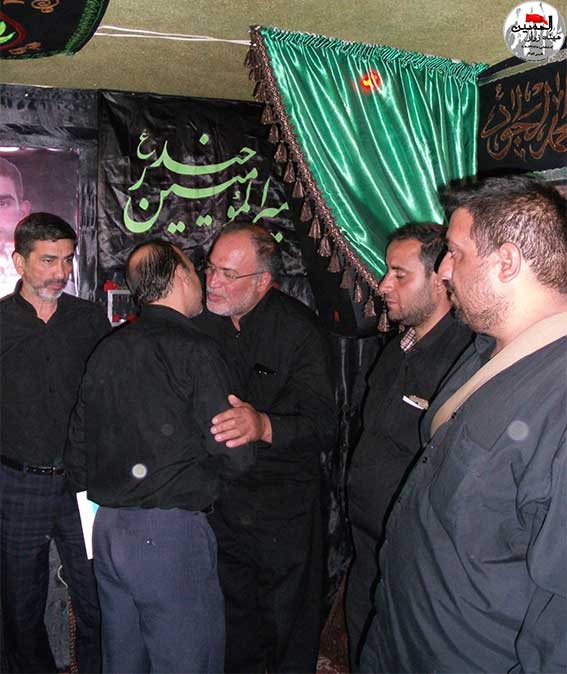 اهدای لوح سپاس توسط فرماندهی محترم گردان امام علی(ع) به پدرشهیددولت آبادی درمراسم پنجمین سالگرد شهادت شهید مدافع وطن شهیدمحمدعلی دولت آبادی هیئت زوارالحسین(ع) درحسینیه شهیددولت آبادی-شهدای فاتب