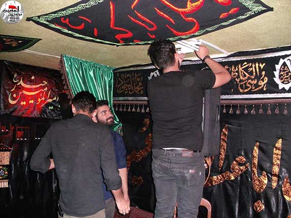 دوستان و هم هیئتی های شهیدمحمدعلی دولت آبادی درحال آماده سازی فضای حسینیه شهیددولت آبادی برای مراسم پنجمین سالگرد پروازآسمانی دوست وهم هیئتی شهیدشان شهیددولت آبادی-شهدای نیروی انتظامی