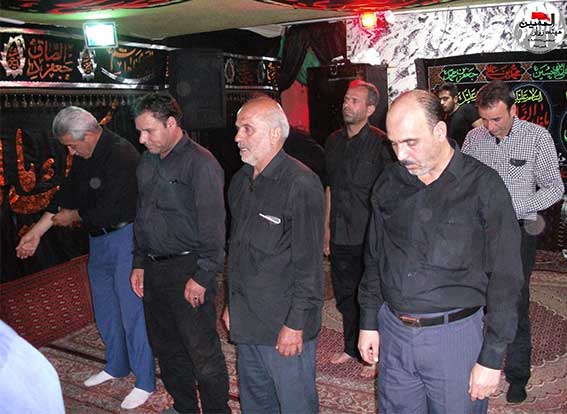 اقامه نماز جماعت مغرب وعشاء درمراسم پنجمین سالگرد شهادت شهید مدافع وطن محمدعلی دولت آبادی درحسینیه شهید دولت آبادی-شهدای نیروی انتظامی