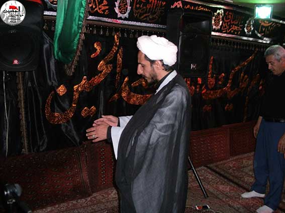 اقامه نماز جماعت مغرب وعشاء درمراسم پنجمین سالگرد شهادت شهید مدافع وطن محمدعلی دولت آبادی درحسینیه شهید دولت آبادی-شهدای نیروی انتظامی