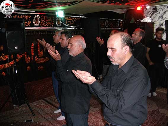 اقامه نماز جماعت مغرب وعشاء درمراسم پنجمین سالگرد شهادت شهید مدافع وطن محمدعلی دولت آبادی درحسینیه شهید دولت آبادی-شهدای نیروی انتظامی