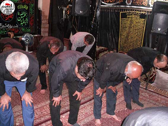 اقامه نماز جماعت مغرب وعشاء درمراسم پنجمین سالگرد شهادت شهید مدافع وطن محمدعلی دولت آبادی درحسینیه شهید دولت آبادی-شهدای نیروی انتظامی