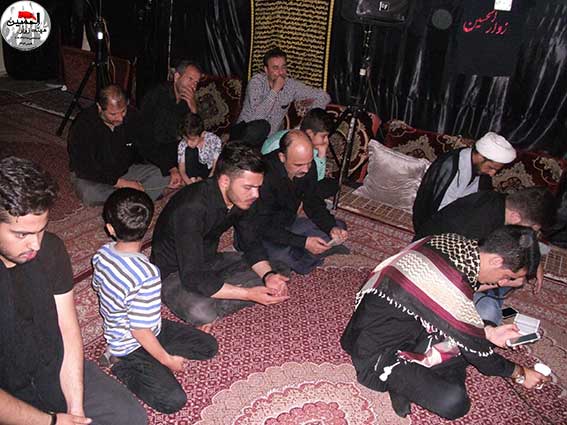 قرائت زیارت عاشورا توسط خادمین هیئت زوارالحسین  درمراسم پنجمین سالگرد شهادت شهیدمحمدعلی دولت آبادی هیئت زوارالحسین(ع) درحسینیه شهیددولت آبادی-شهدای مدافع نظم وامنیت وطن