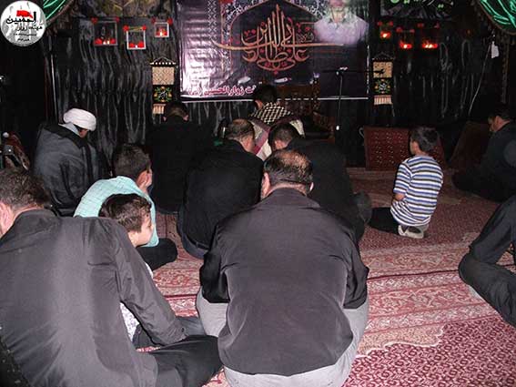 قرائت زیارت عاشورا توسط خادمین هیئت زوارالحسین  درمراسم پنجمین سالگرد شهادت شهیدمحمدعلی دولت آبادی هیئت زوارالحسین(ع) درحسینیه شهیددولت آبادی-شهدای مدافع نظم وامنیت وطن