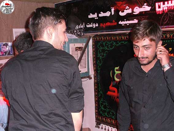 جوانان هیئت زوارالحسین علیه السلام درمراسم پنجمین سالگرد شهادت شهید مدافع وطن شهیدمحمدعلی دولت آبادی هیئت زوارالحسین(ع) درحسینیه شهیددولت آبادی-شهدای پلیس پیشگیری