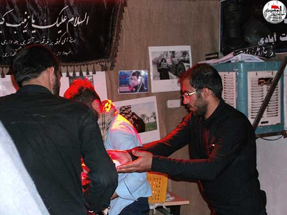 جوانان هیئت زوارالحسین علیه السلام درمراسم پنجمین سالگرد شهادت شهید مدافع وطن شهیدمحمدعلی دولت آبادی هیئت زوارالحسین(ع) درحسینیه شهیددولت آبادی-شهدای پلیس پیشگیری