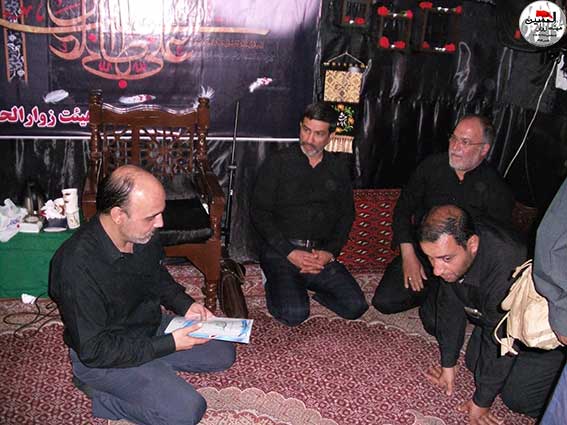 اهدای لوح سپاس توسط فرماندهی محترم گردان امام علی(ع) به پدرشهیددولت آبادی درمراسم پنجمین سالگرد شهادت شهید مدافع وطن شهیدمحمدعلی دولت آبادی هیئت زوارالحسین(ع) درحسینیه شهیددولت آبادی-شهدای فاتب