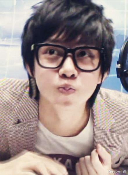 http://s9.picofile.com/file/8300111442/Heechul_147_.jpg