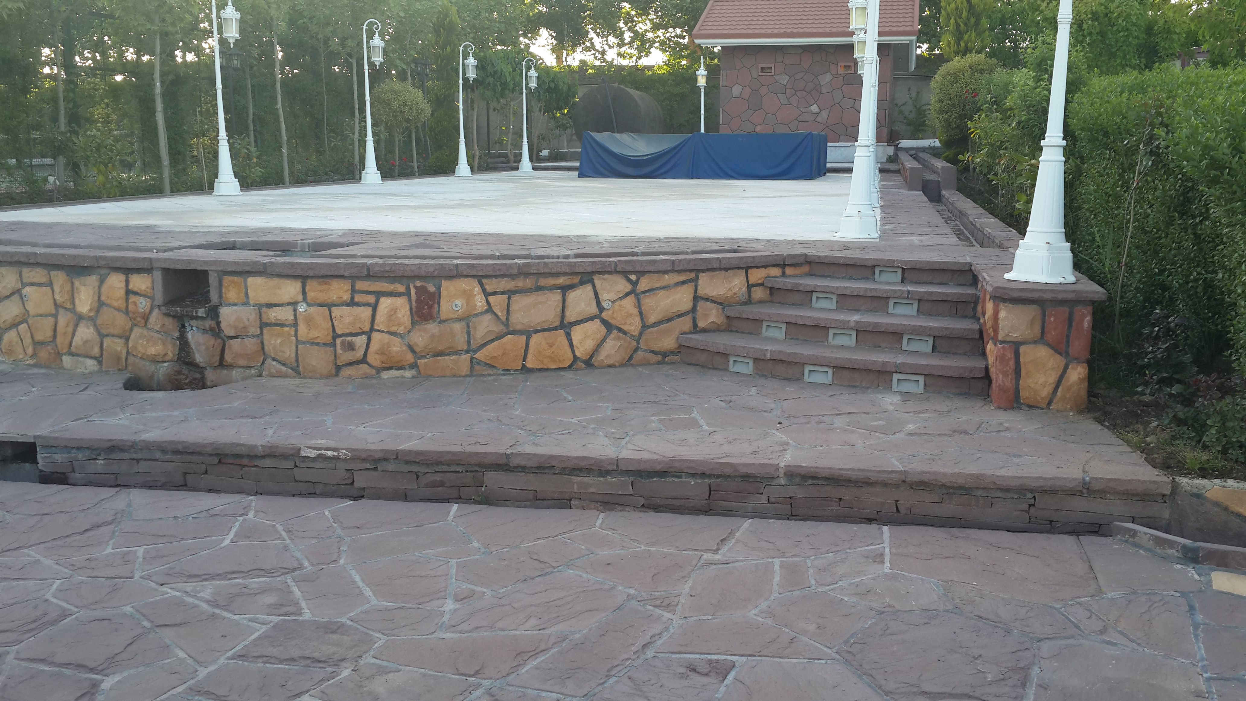 اجرای محوطه باغ پیمانکاری سنگ مالون جوینده.سنگ کوهی .سنگ ورقه ای سنگ لاشه آبنمای صخره ای