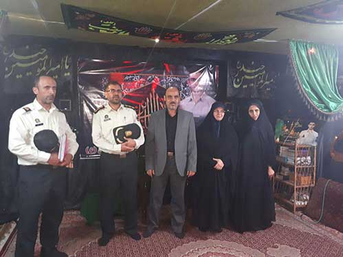 سرهنگ ایوب گرامی معاون نیروی انسانی فاتب وسرگرد علی مهدی وسرکار خانم سرگرد صادقی ازمرکز امورایثارگران فاتب دربازدید از حسینیه شهید دولت آبادی محل برگزاری جلسات هیئت زورالحسین-شهدای ناجا