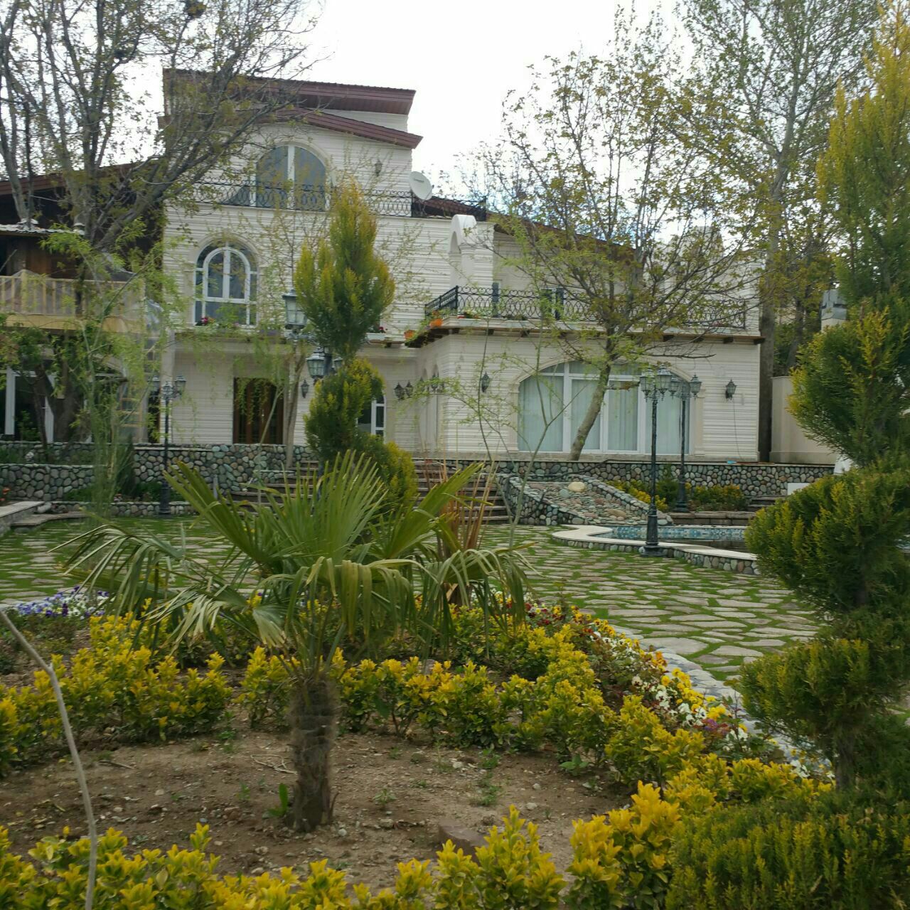 اجرای محوطه باغ پیمانکاری سنگ مالون جوینده.سنگ کوهی .سنگ ورقه ای سنگ لاشه آبنمای صخره ای