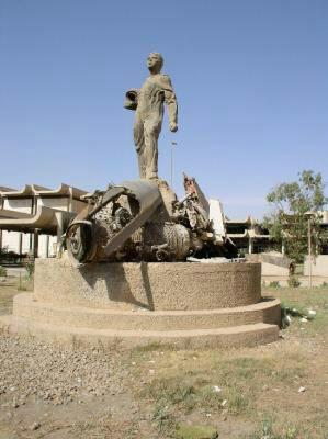 نماد خلبان عراقی بر فراز هواپیمای ساقط شده ایرانی