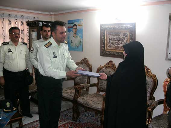 تقدیم لوح تقدیر توسط سرهنگ ارباب پور سرکلانتر محترم یازدهم فاتب به خانواده شهید دولت آبادی در دیدار با خانواده شهید دولت آبادی به مناسبت هفته ناجا
