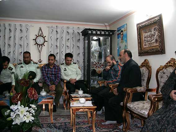 دیدار با خانواده شهیددولت آبادی به مناسبت هفته نیروی انتظامی