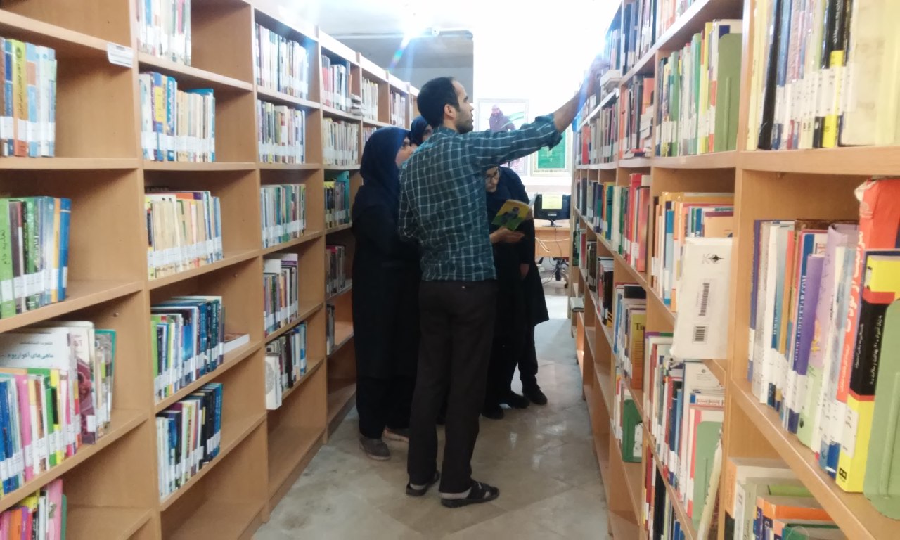 بازید دانش آموزان دبیرستان دخترانه اندیشه از کتابخانه شهید چمران