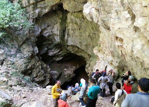 چشمه سفید آب و غارآبی روستای دیورش در رودبار گیلان