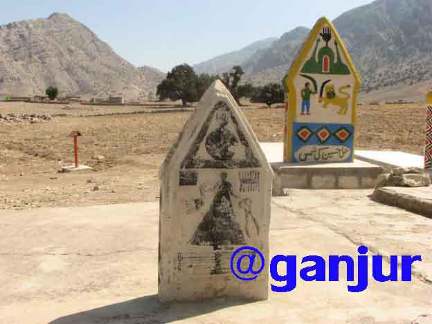 سنگ قبر مثلثی