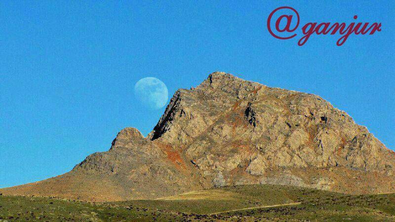 کوهی در ملایر در حال بلعیدن ماه