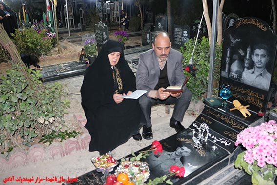 پدرشهیدمحمدعلی دولت آبادی هنگام تحویل سال97 بر مزار مطهرشهیددولت آبادی بهشت زهرا(س),شهدای نیروی انتظامی