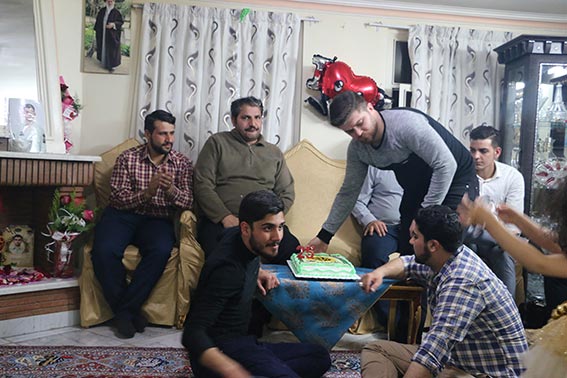 دوستان وهم هیئتی های شهیدمدافع نظم وامنیت وطن شهید دولت آبادی دربیست وپنجمین سالروز تولد شهید مدافع وطن شهیددولت آبادی- منزل شهید دولت آبادی،اسفند96