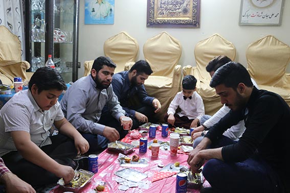 خادمین هیئت زوارالحسین علیه السلام در بیست وپنجمین سالروز تولد شهید مدافع وطن شهیددولت آبادی،اسفند 1396 خادمین هیئت زوارالحسین علیه السلام در بیست وپنجمین سالروز تولد شهید مدافع وطن شهیددولت آبادی،اسفند 1396