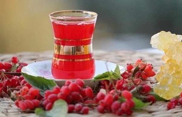 نوشیدن دمنوش زرشک روی صندلی پیشخوان