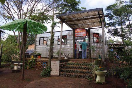 http://s9.picofile.com/file/8326666934/plastic_bottle_house.jpg