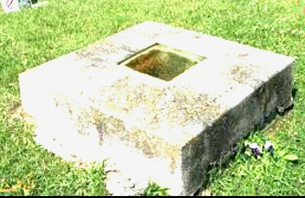 قبری با پنجره ی شیشه ای