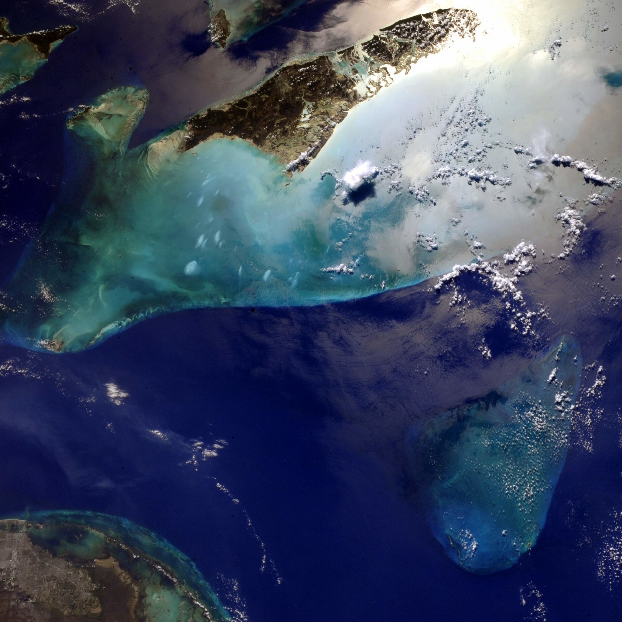 cuba_and_bahamas_islands_seen_from_space_wallpaper