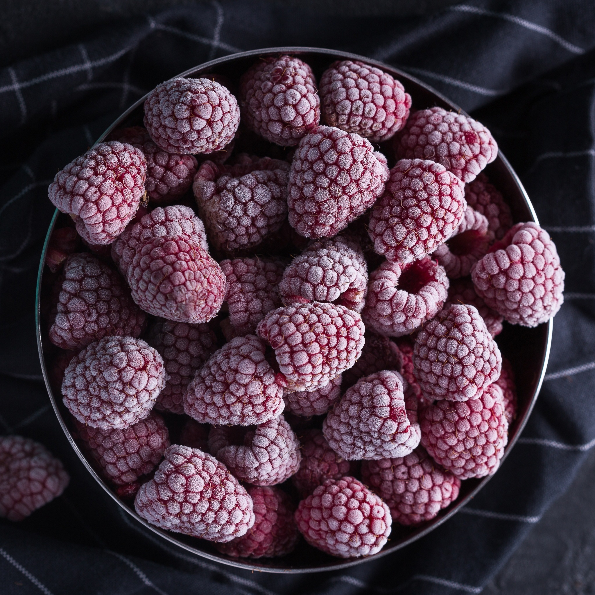 frozen_raspberries_bowl_wallpaper