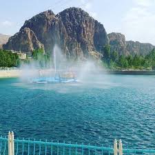 نمایی از چشمه برم زیبای شهر مال خلیفه در یک روز بهاری