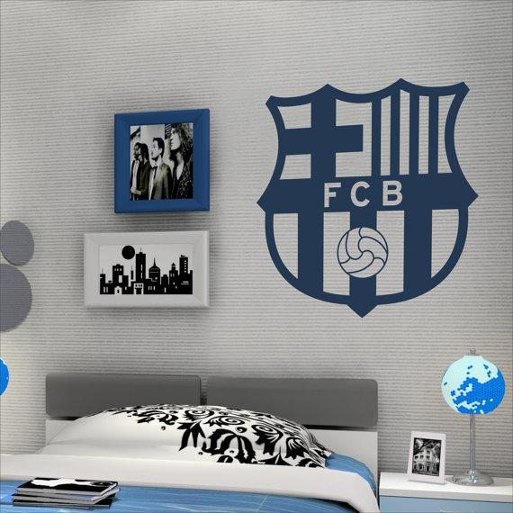 http://s9.picofile.com/file/8332560576/Messi_15_.jpg