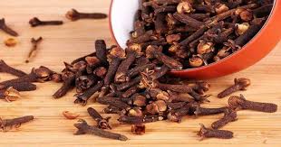  میخک گیاهی بسیار کوچک اما با خواص درمانی فراوان است که در عین حال به عنوان یک ادویه شفابخش و خوش عطر در تهیه غذاها مورد استفاده قرار می‌گیرد.