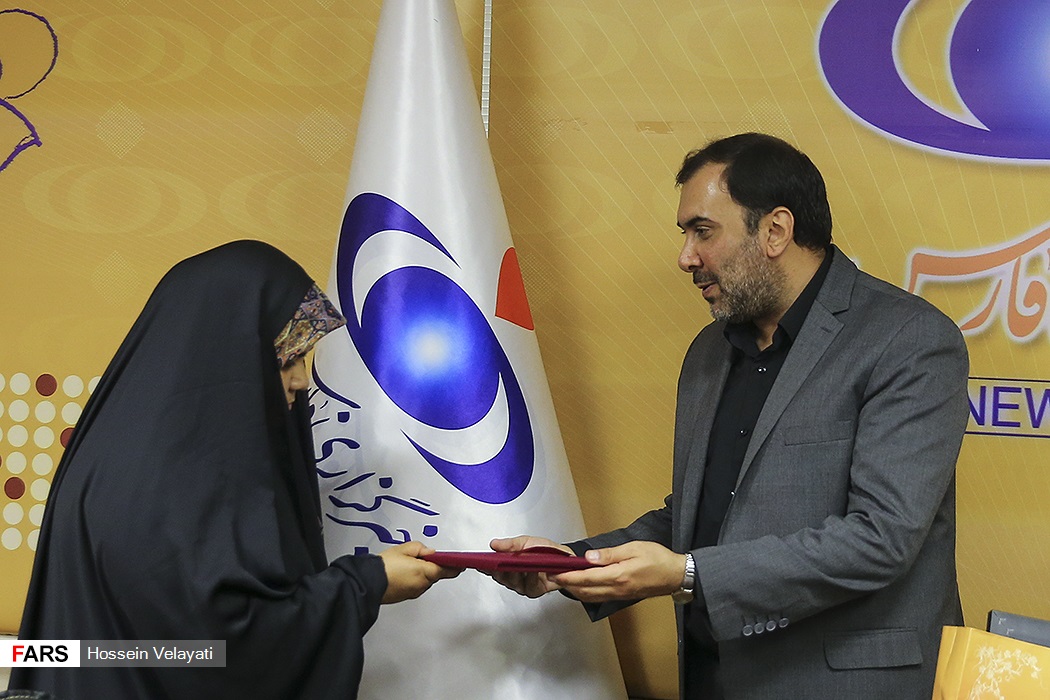 «فاطمه رحیماویان» عکاس خبرگزاری فارس که در حین حادثه و حمله تروریستی گروهک‎ تکفیری به مردم بی‎گناه و رژه نیروهای مسلح در اهواز، صحنه‎ها و تصاویری شجاعانه را از غیرت و رشادت مردم، سربازان و پاسداران خلق کرده بود، عصر دوشنبه ۲ مهر ۱۳۹۷ با حضور در دفتر خبرگزاری فارس توسط پیام تیرانداز مدیرعامل این خبرگزاری مورد تقدیر و تجلیل قرار گرفت.