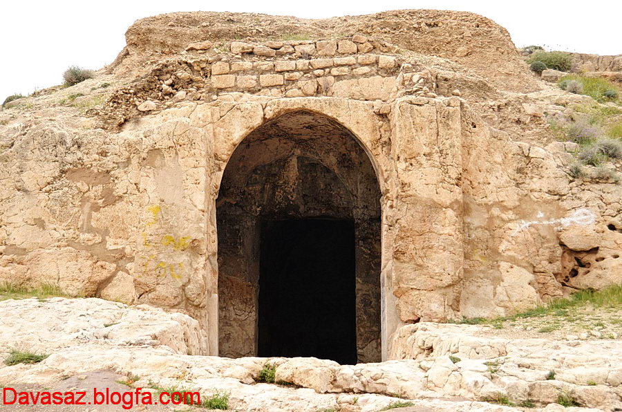 ورودی نیایشگاه سنگی